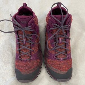 Keen mid ankle hiking shoe! NEVER worn! Brand new! No tags! Size 9!